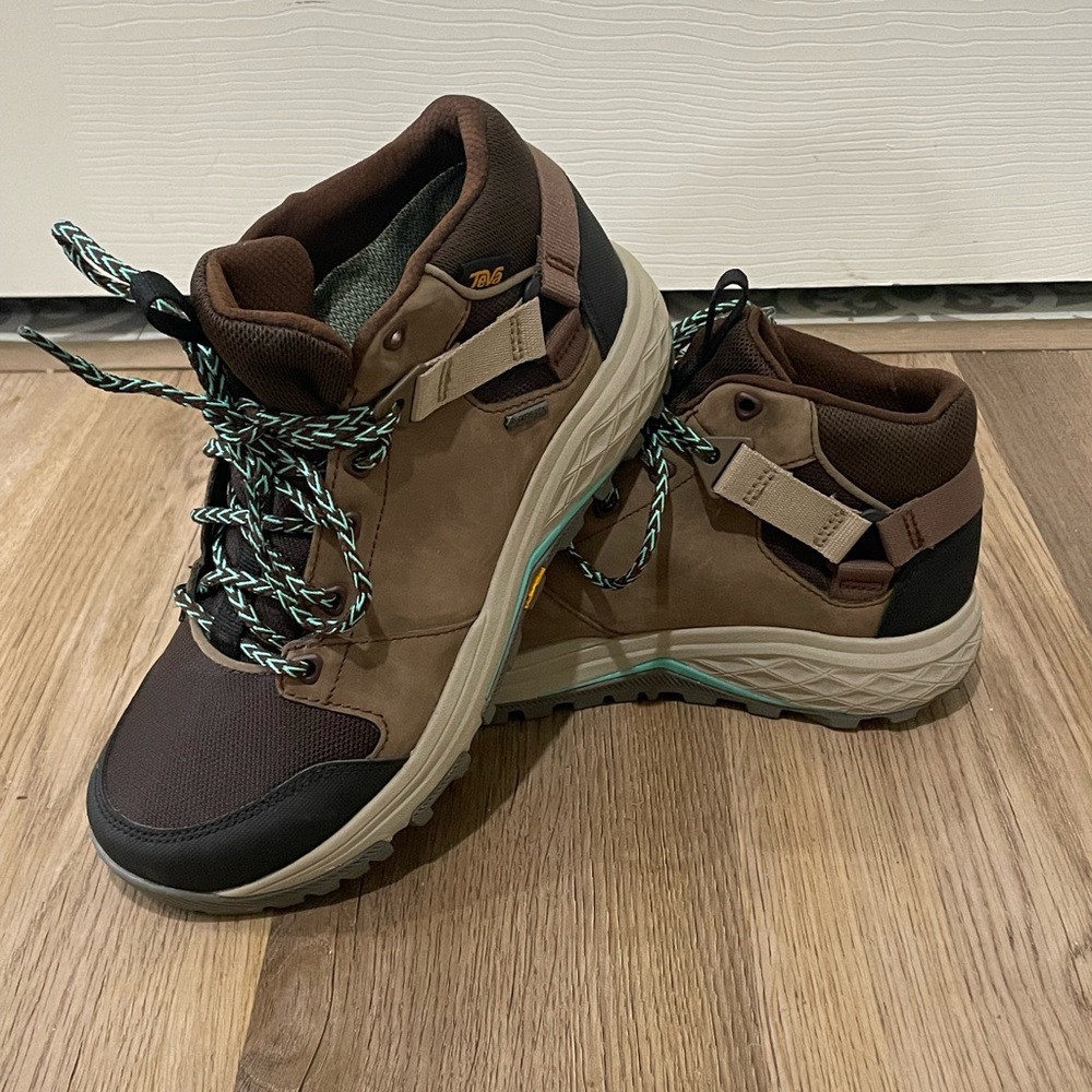 Teva Grandview Hiking Boots Gor-Tex Weatherproof Brown